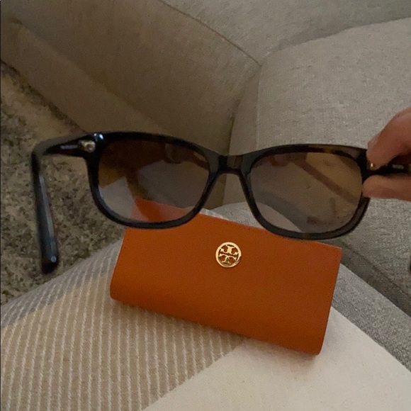 Tory burch sunglasses with case - Picture 3 of 9